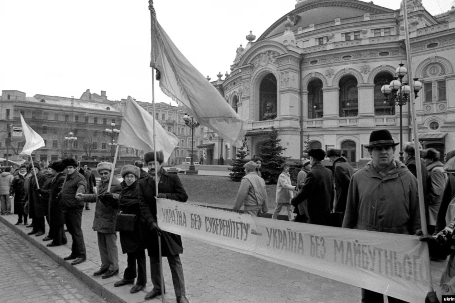 На фото зображениі люди на вулицях Києва з синьо-жовтими прапорами під час "живого ланцюга" злуки 21 січня 1990 року